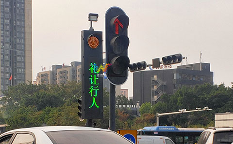 右轉車道<a href=http://m.game5188.com/gsgl/xsp/437.html target=_blank class=infotextkey>禮讓行人顯示屏</a>-3.jpg